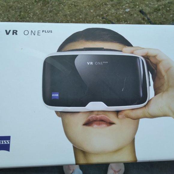 ZEISS VR ONE PLUS Virtual Reality Smartphone Headset | Open Box - Picture 2 of 2